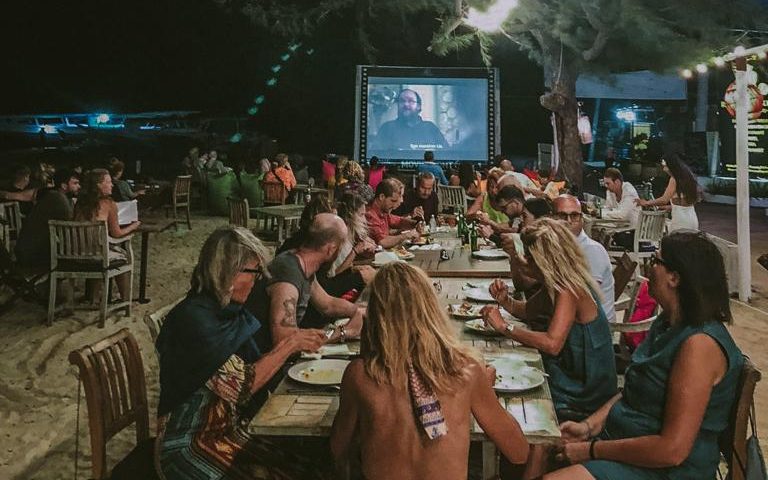 Aktiviitas Menonton Film di - Royal Regantris Villa Karang Gili Air