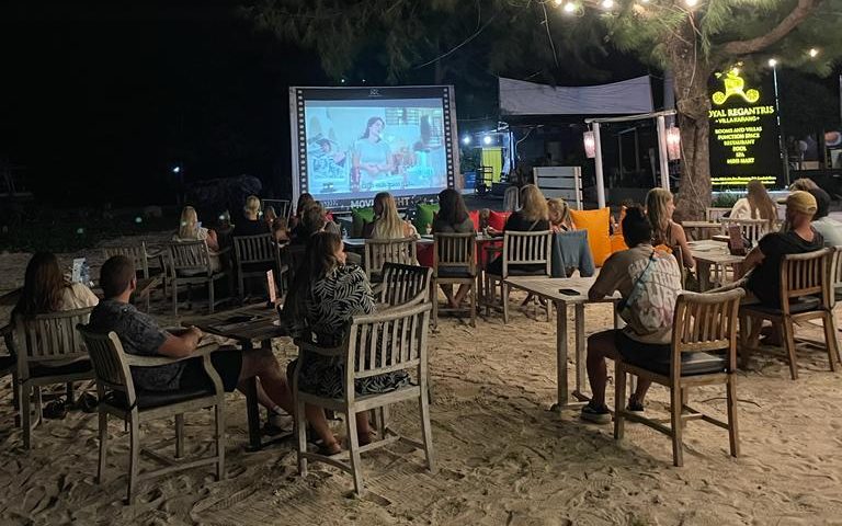 Aktivitas Menonton film di Pinggir Pantai Gili Air