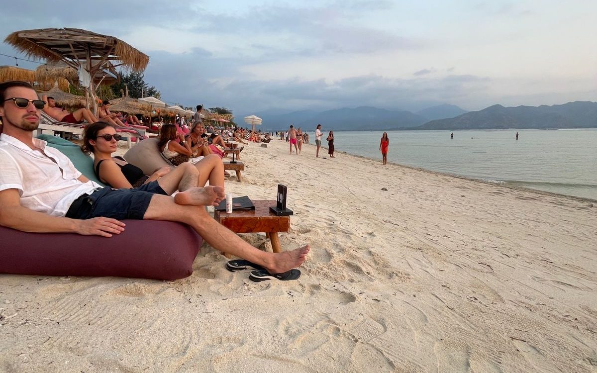 Bersantai di Pinggir Pantai - Aktifitas di Gili Air