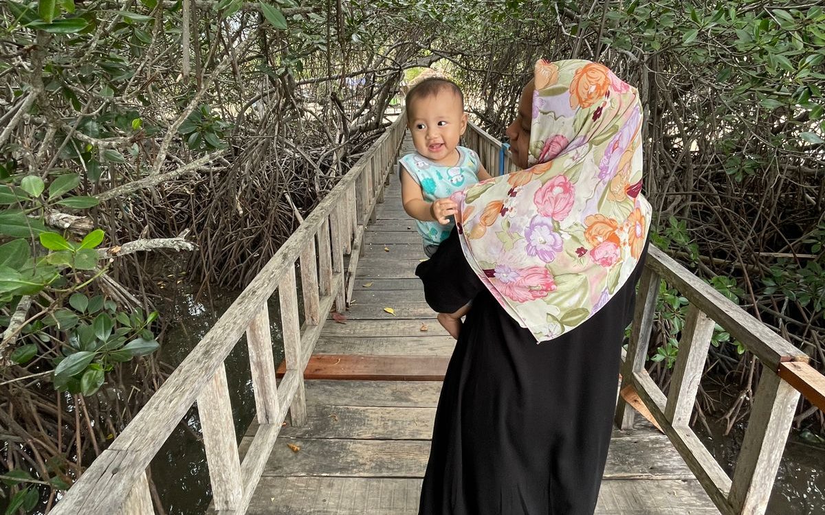 Jembatan menuju restoran terapung lombok