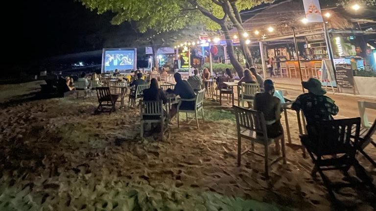 Menonton film di Pinggir Pantai Gili Air