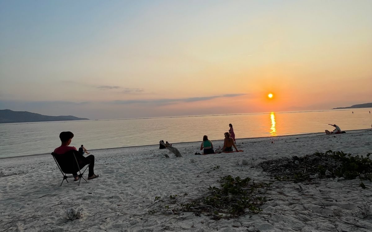 Menyaksikan Matahari Terbenam - Aktivitas di Gili Air